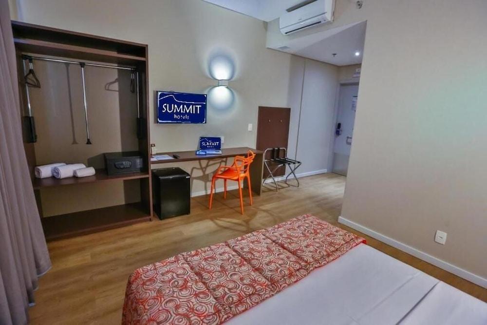 Summit Suites Hotel ピンダモニャンガバ エクステリア 写真