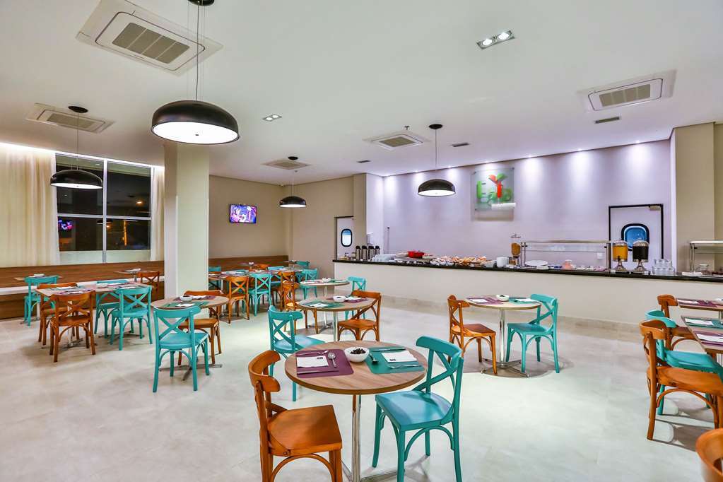 Summit Suites Hotel ピンダモニャンガバ レストラン 写真
