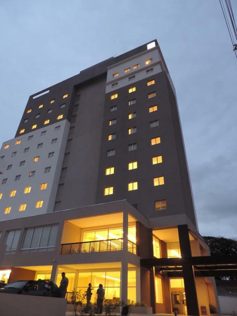 Summit Suites Hotel ピンダモニャンガバ エクステリア 写真